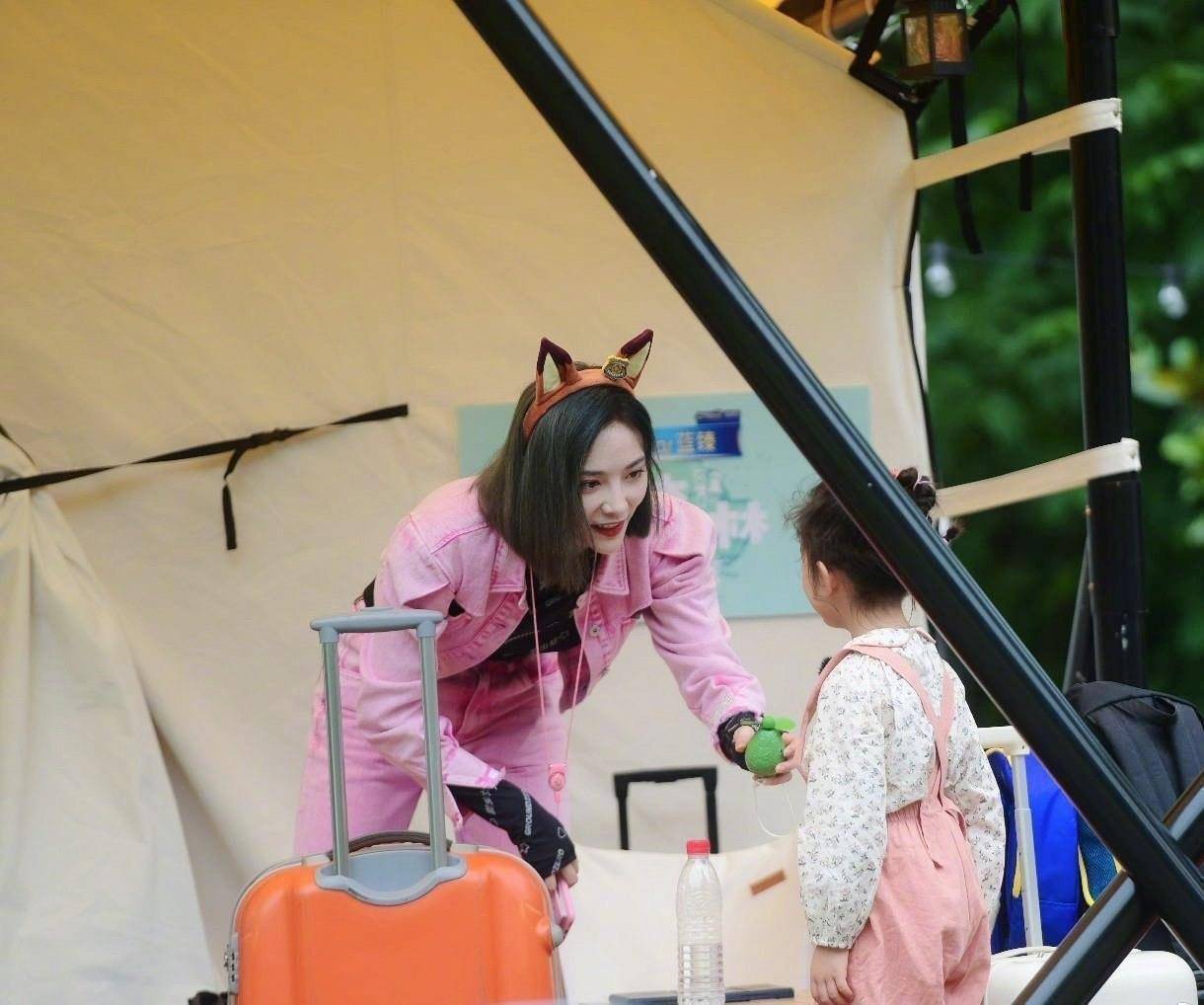 原创许佳琪谢可寅带孩子录综艺穿搭一改往日风格撑儿童伞展姐妹情