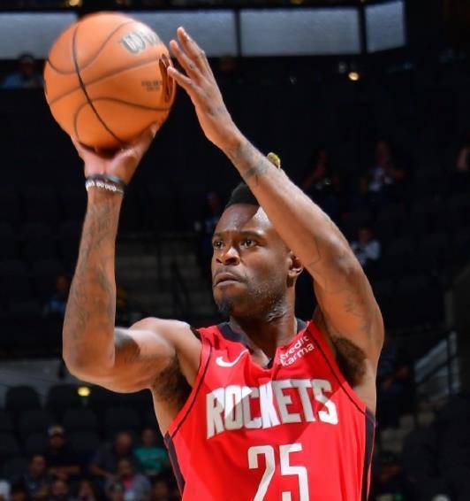 火箭队老将雷吉布洛克崭露头角为球队贡献关键表现