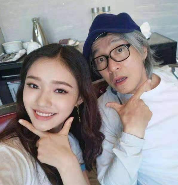 周星驰现身庭审现场一路微笑神情轻松并透露新电影计划