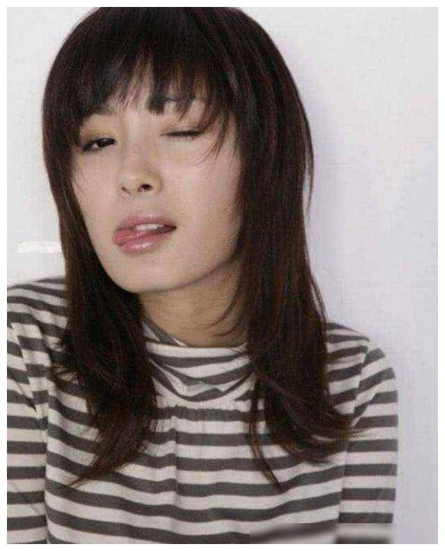 杨幂17岁时曾被成龙搂在怀里网友一眼看穿整容疑云