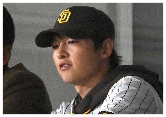 韩星夫妇同框观球赛宋仲基脸肿幸福溢满甜蜜气息扑面而来