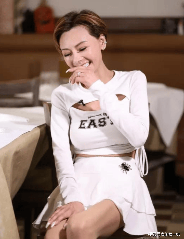 原创演员叶子楣曾经上围傲人美得一塌糊涂如今57岁依旧风韵犹存