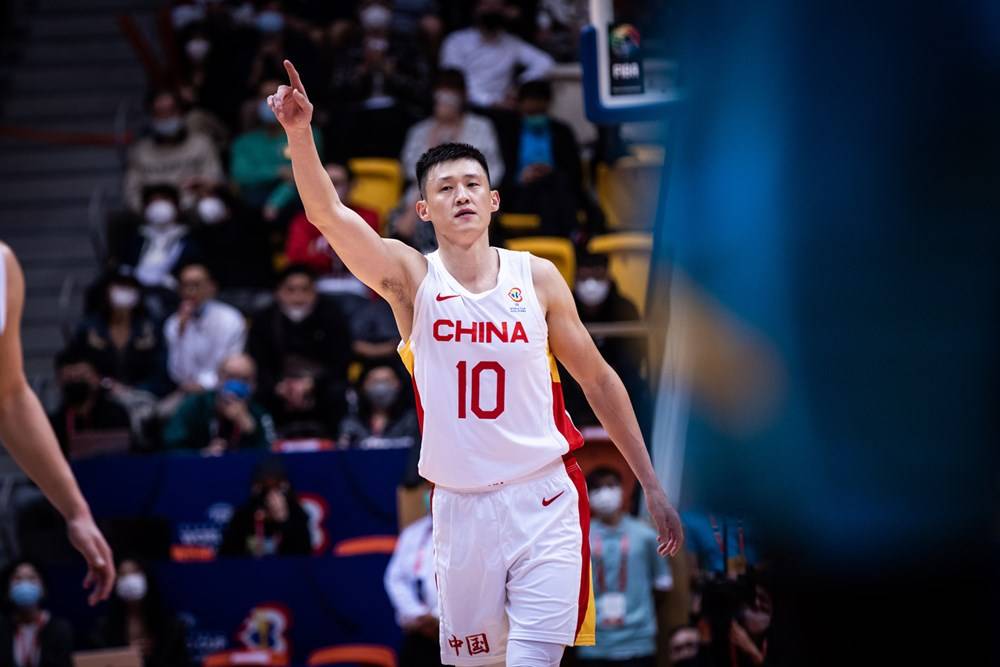 周鹏捅破中国男篮窗户纸,揭开周琦低迷真因,怒斥年轻人_乔尔杰维奇