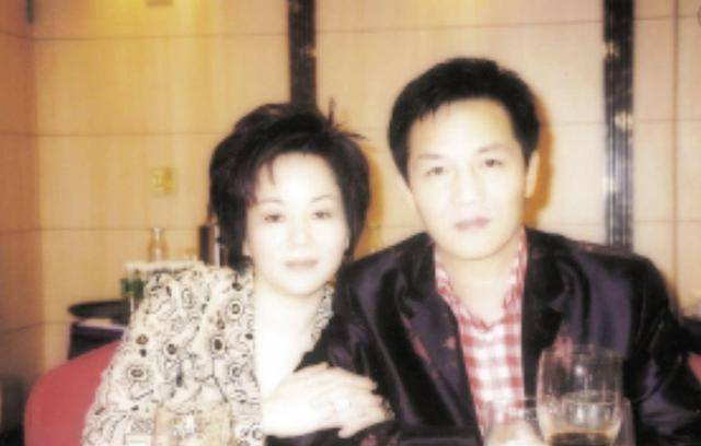 周正毅在香港的时候,认识了他的妻子毛玉萍.