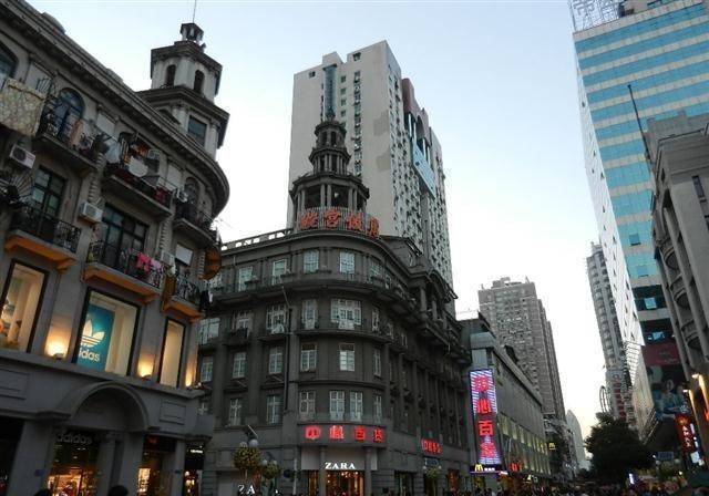 原创武汉一条步行街被誉为国内第一街已有百年历史人流量极大