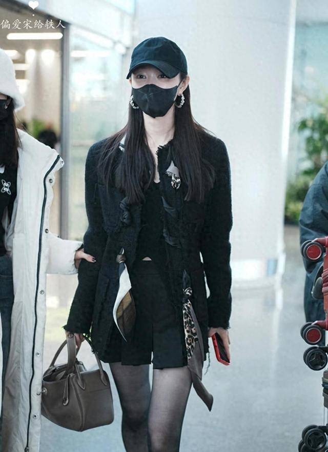 宋轶官宣恋爱后换了风格穿黑外套超短裤黑丝34岁美出新高度