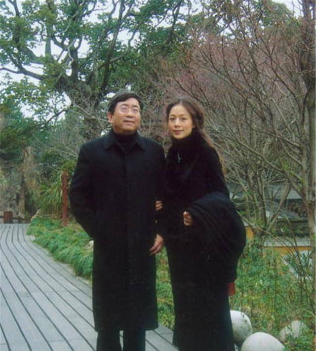 文学家弃14年糟糠妻,只为迎娶小16岁的女演员,世人痛斥:伪君子_余秋雨