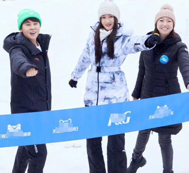 关晓彤谈恋爱没耽误事业官宣成为冬奥特邀讲解员证件照超清纯