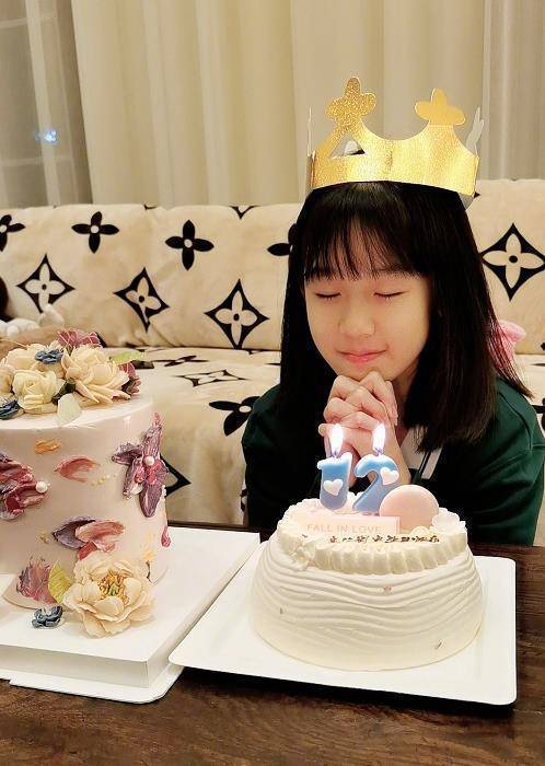 陆毅晒一家合照12岁的贝儿腿比妈妈的还长比妹妹的还细