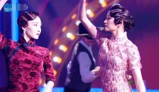 原创关晓彤拉王丽坤跳舞同穿修身旗袍化浓妆不是小13岁就稳赢