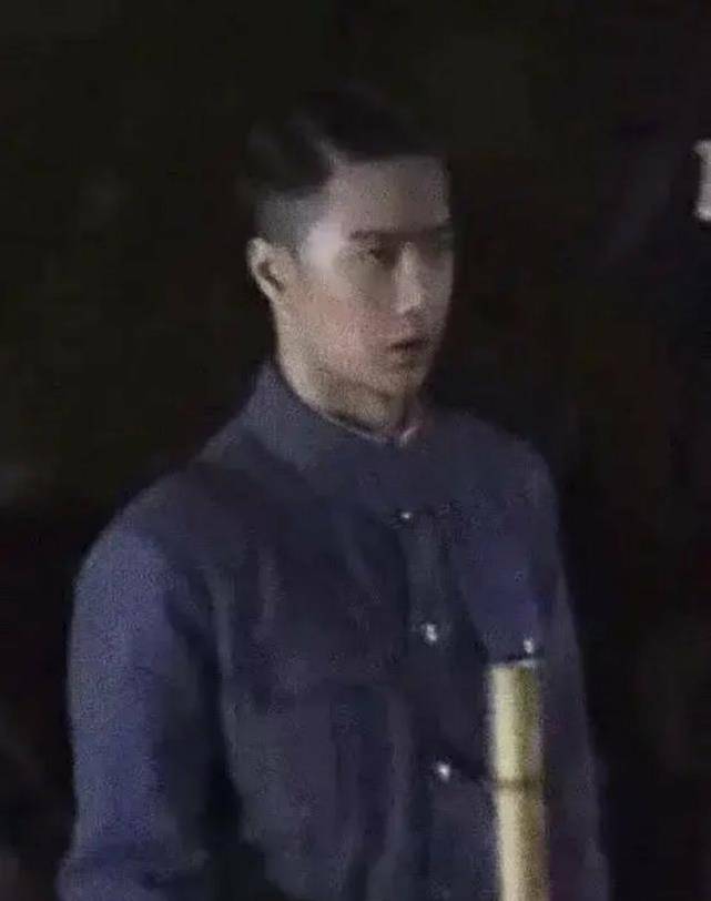 王一博新剧黄埔头造型引热议,"油头"发型凸显敬业精神
