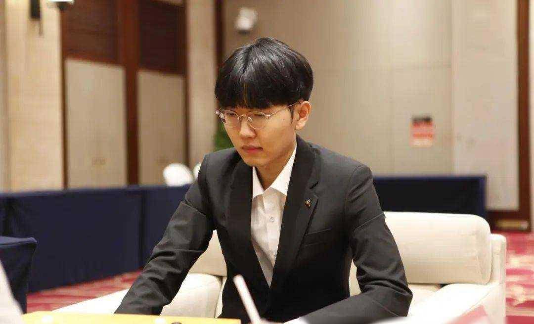 黑形破碎后,申真谞硬着头皮以近乎让子棋的下法围攻杨楷文中腹白