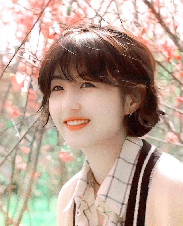 即便00花普遍稚嫩青涩,但张子枫仍堪称其中的一股清流.