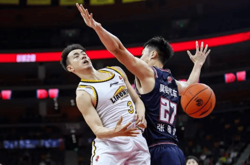 不得不说,现在的广东男篮,有着13次夺得cba冠军的所向披靡的球队风范.