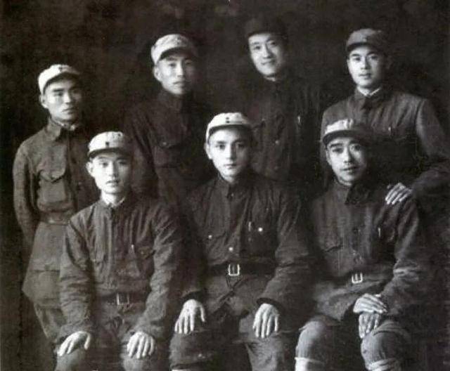 原创陕西军区司令员在饭店吃饭被一群地痞挑衅司令知道我是谁吗