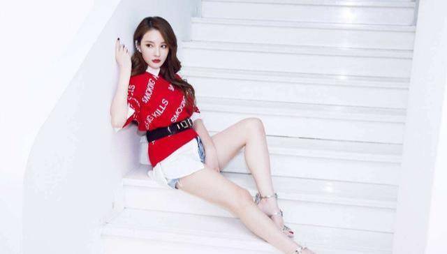 原创女演员刘雨欣病愈后首次爆照抱着女儿嘟嘴摆拍