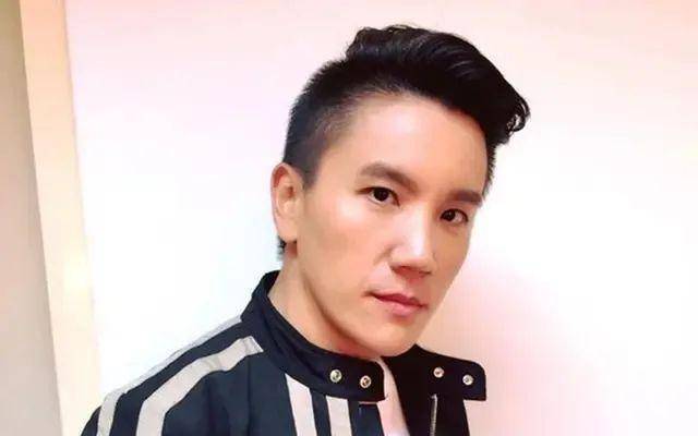 而做为秦汉的孩子,孙国豪亲眼看到了爸爸妈妈婚姻的痛楚,他受爸爸危害