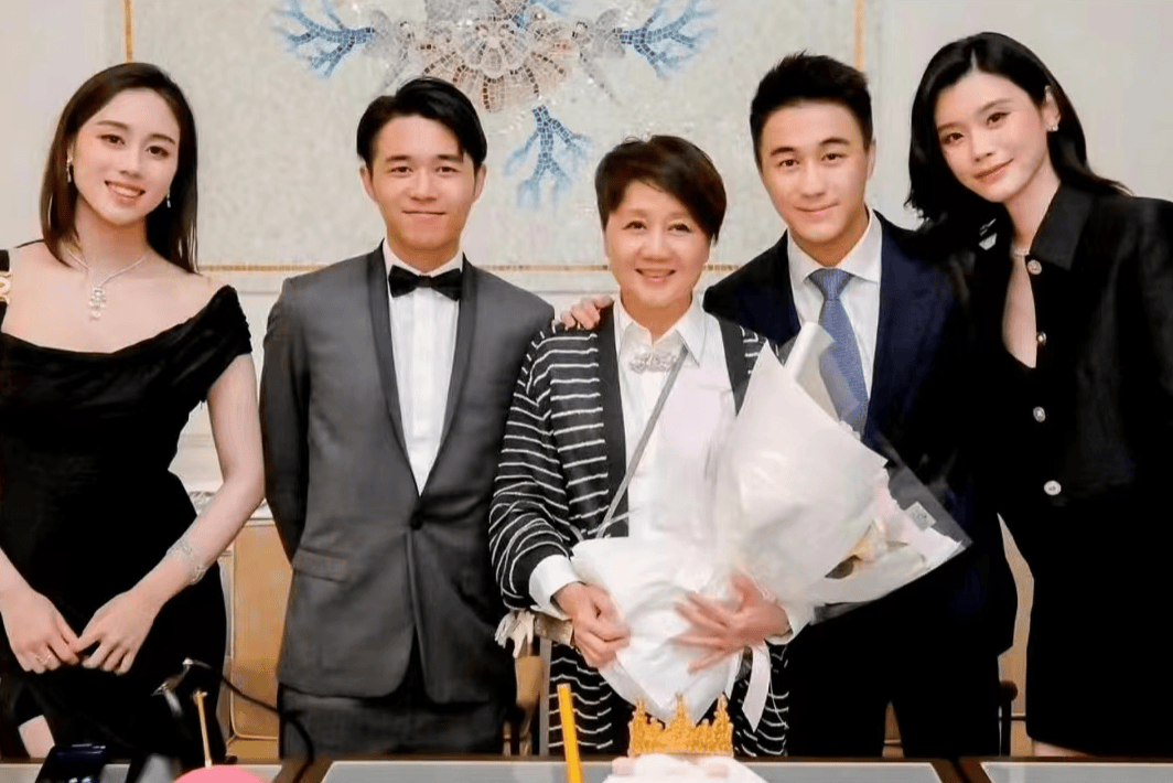 赌王四太庆64岁生日何超琼穿深v站c位抢镜三房缺席原因曝光