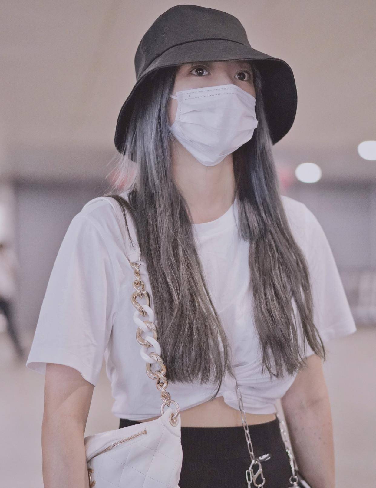 原创程潇粉丝滤镜太严重穿时尚裙露腿上淤青博眼球蓝发秒变灰色