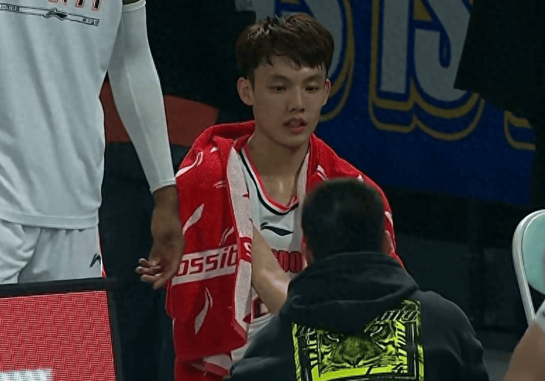 原创90度崴脚徐杰最新伤情曝光能自己走表情轻松问题不大