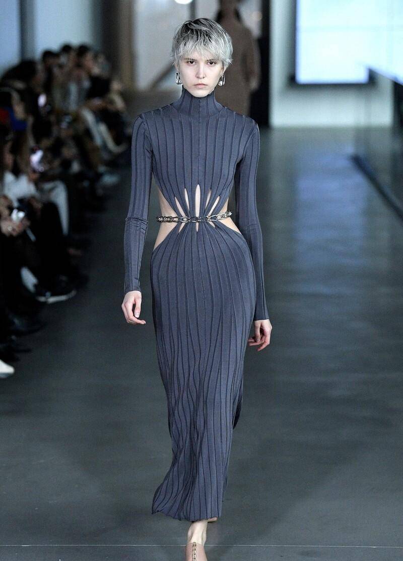 身材好的女人试试镂空设计,秀出好身材的同时,时髦感更强_服装_女性