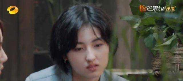 原创原创19岁张子枫素颜有夸张不惧镜头怼脸拍剪辑师担心杨紫被比下去