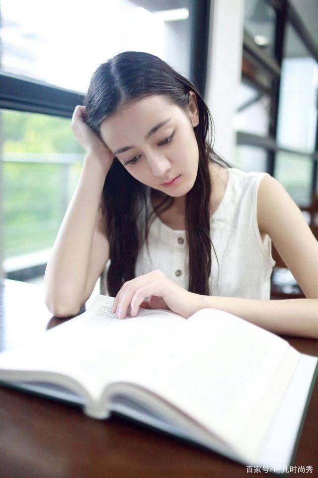 迪丽热巴出道前旧照曝光少女时青涩甜美如今化身性感妩媚女神