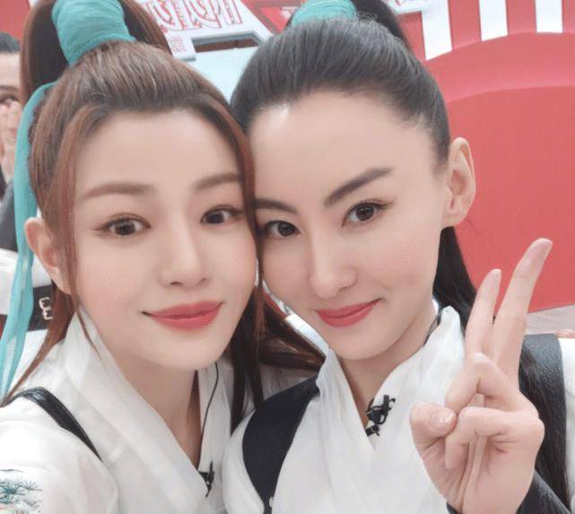 原创姐姐2合影周笔畅闭眼可爱十足40岁张柏芝站c位发际线优越