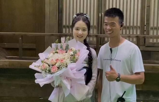 原创李兰迪晒剧组vlog原相机下一脸肉淋雨戏后皮肤痘印明显