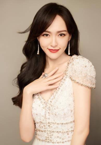 活动结束后,唐嫣工作室才晒了一组精修的照片,其实对比起来,精修的