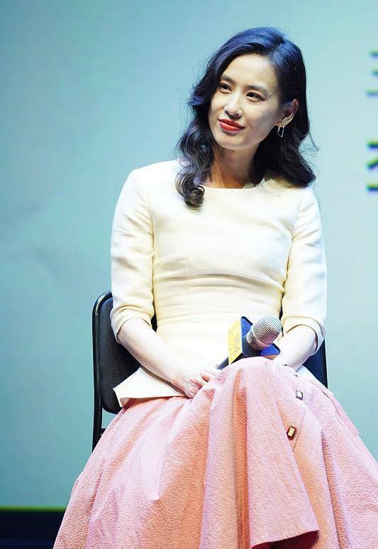 黄圣依生图老态挺明显,不过身穿白衣配粉裙,简约优雅还很减龄