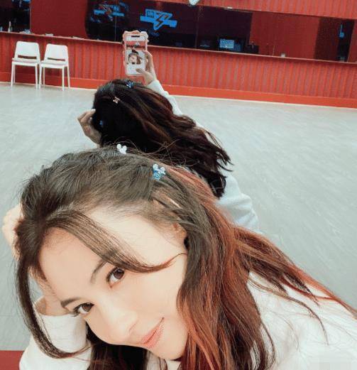 张柏芝晒直女角度自拍忘记给倒影p图镜子里的侧颜真相了