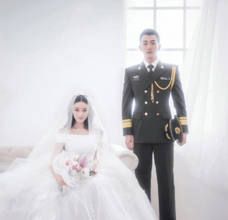 原创张馨予何捷街头被偶遇36岁何捷打扮时尚住广州15万一平富人区