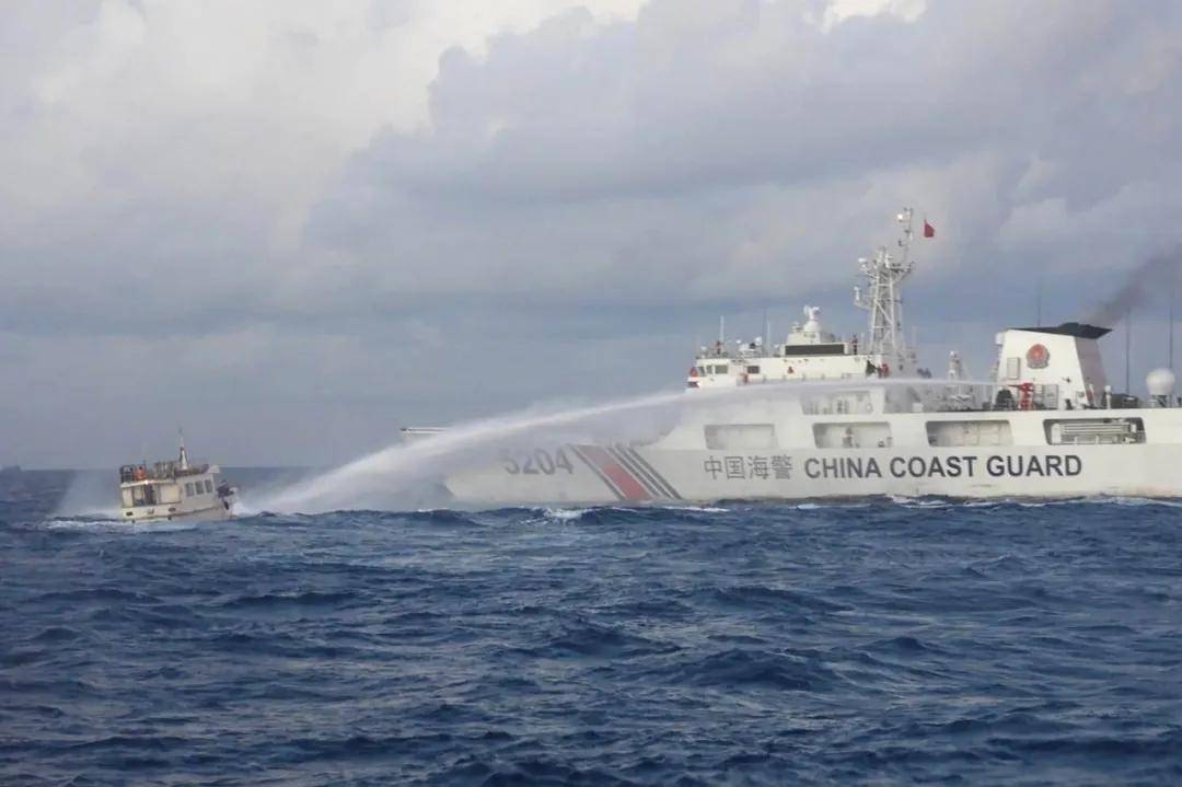 菲律宾被中国海警水炮喷得举白旗,是要向中国投降吗?