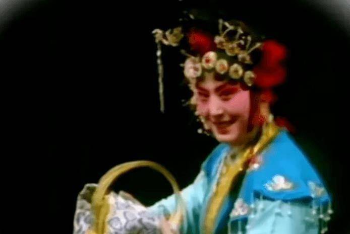 7岁开始演艺,师从常湘玉大师,豫剧常派传人.