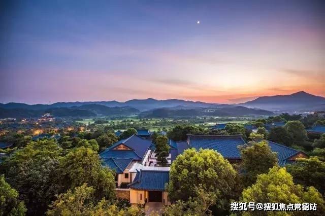 轻登凤凰官邸,从高处放眼眺去,一栋栋温泉别墅在远山近水的配衬下显得