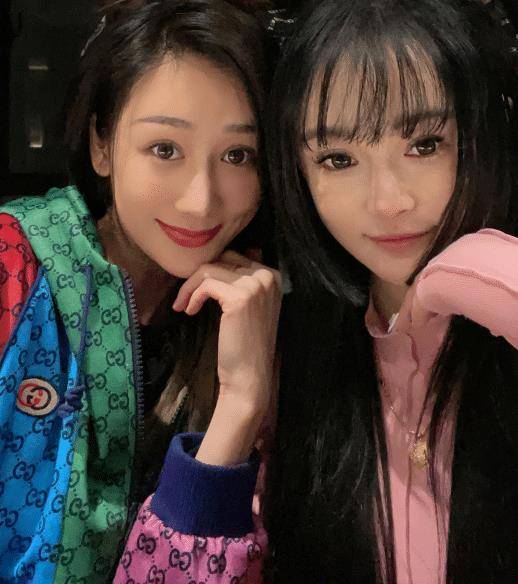 当众亲吻秀恩爱,4个孩子的爸爸帅气不输当年_蒋丽莎_冉莹颖_照片