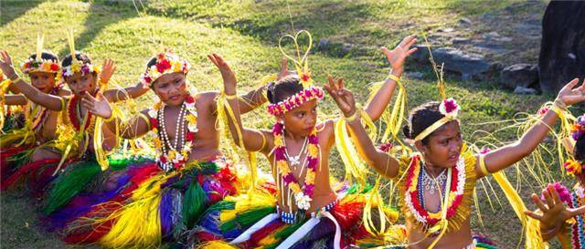 太平洋雅浦岛穷得用石头做货币靠摆石头炫富来找老婆