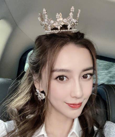 原创杨颖亮相活动微笑唇抢镜发量浓密细腰优越状态不输95后