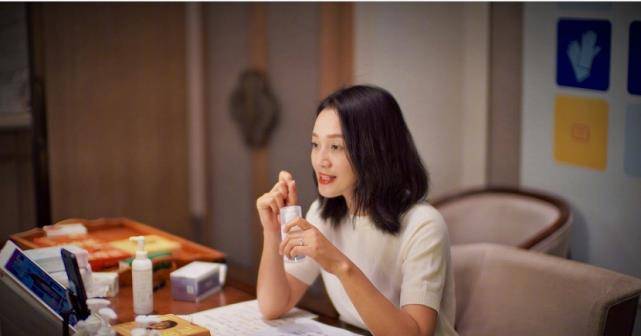 像是李佳琦,薇娅等人的出镜间里面也会偶尔邀请一些明星出现,因为他们