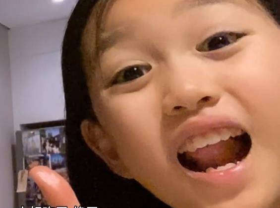 拍摄过程中有不少钟丽缇和考拉同框的画面,小姑娘经常做各种搞怪表情