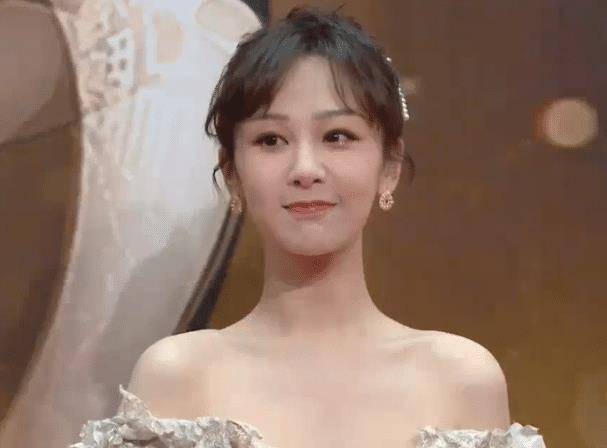 原创杨紫时隔5天再亮相白色礼服好像新娘子路人镜头下头围太小了