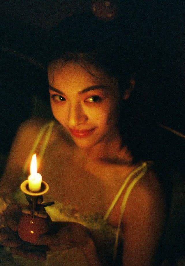 原创钟楚曦生日发写真照吊带时尚裙少女感十足举手时的肱二头肌亮了