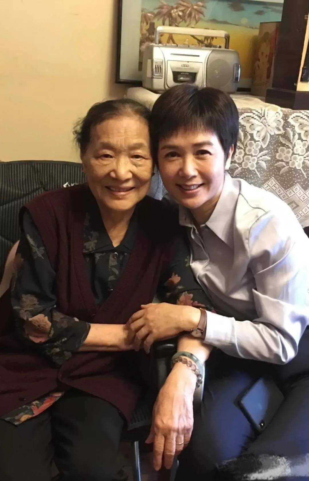 蒋雯丽在国外跟粉丝合影,素颜出镜自信大方,一身中年打扮不拘谨,反倒