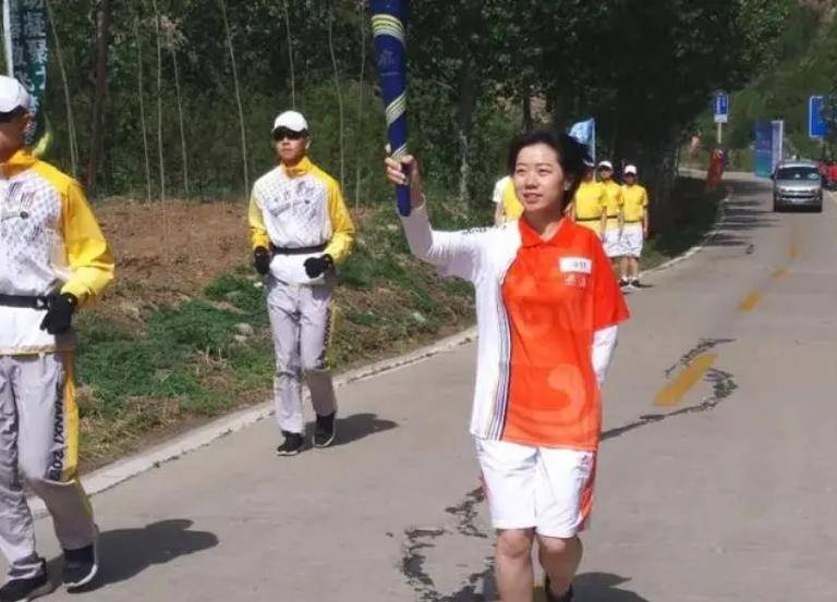 原创独臂女孩高思恩被拾荒老人收养27年读研毕业又成国家运动员