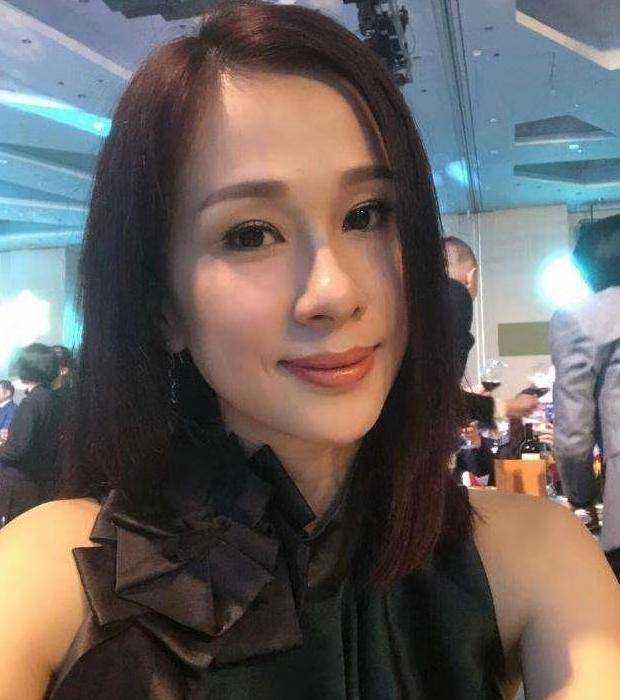 已经不会复出,但是已经43岁的她依旧很有少女感,和当红女星杨幂相比