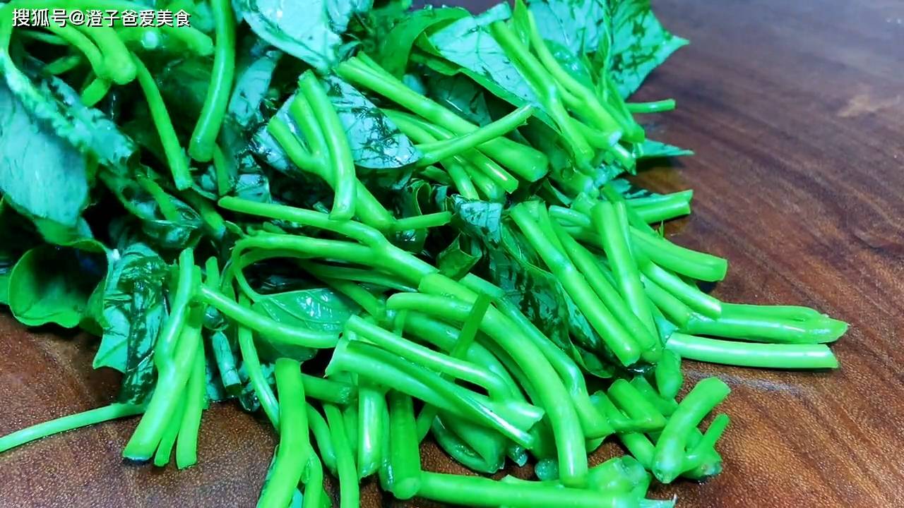 清明前后多吃这2种高维c蔬菜炒一炒比肉过瘾老人要常吃