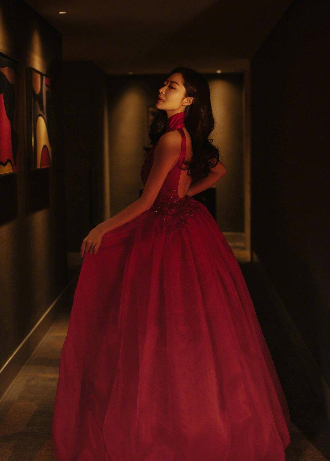 原创43岁熊黛林身材不亚于20岁小姑娘晒最新健身照兼具时尚与清纯魅力