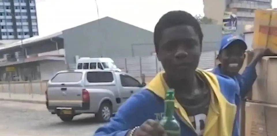 末日之城非洲肯尼亚靠吸食胶水续命航天燃油也能嗨上天