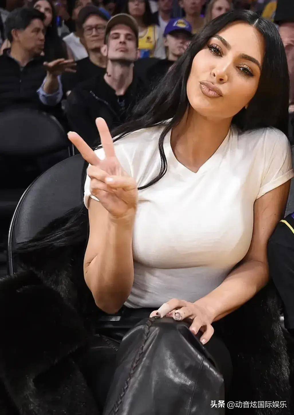 金卡戴珊效仿比安卡服装造型,皮大衣配紧身裤,尽显内衣大亨风范